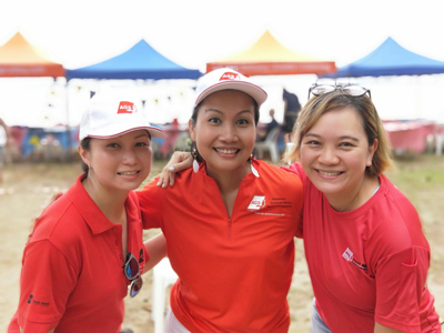 AGS Singapore staff at Pétanque tournament. 